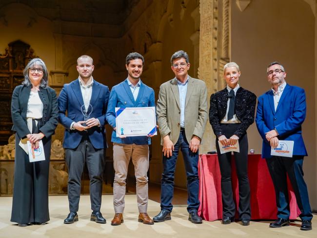 El alcalde, Alejandro Navarro Prieto, y el concejal de Urbanismo, Vivienda y Juventud, Víctor Miranda con el premio recibido junto al nuevo rector de la Universidad de Alcalá de Henares, Carmelo García,  otros representantes de la Escuela de Emprendimiento de la Universidad de Alcalá y la cantante Soraya Arnelas, presentadora del acto que también fue galardonada