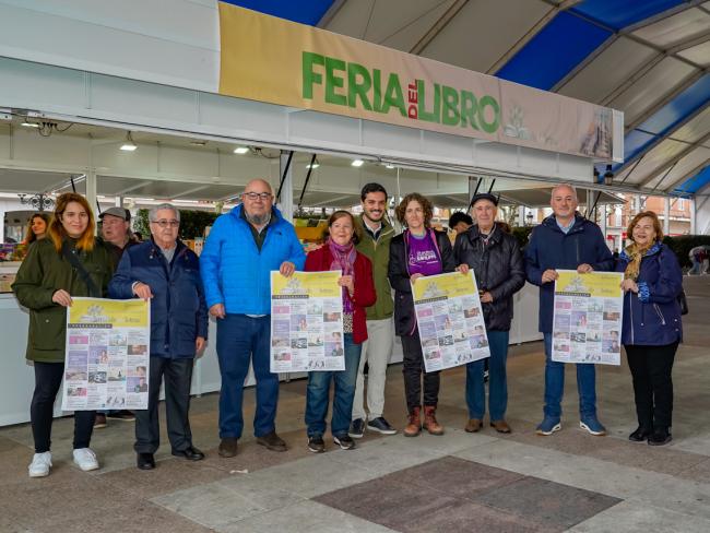 El alcalde, Alejandro Navarro Prieto, el concejal de Cultura, José Antonio Moreno, Augusto Mateos, de la Asociación de Libreros Cervantes, y escritores locales que van a participar en la Feria del Libro de Ocasión