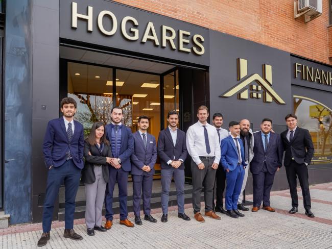 El alcalde, Alejandro Navarro Prieto, visitando Inmobiliaria Hogares, junto a su gerente, Jorge Varga y algunos de sus trabajadores