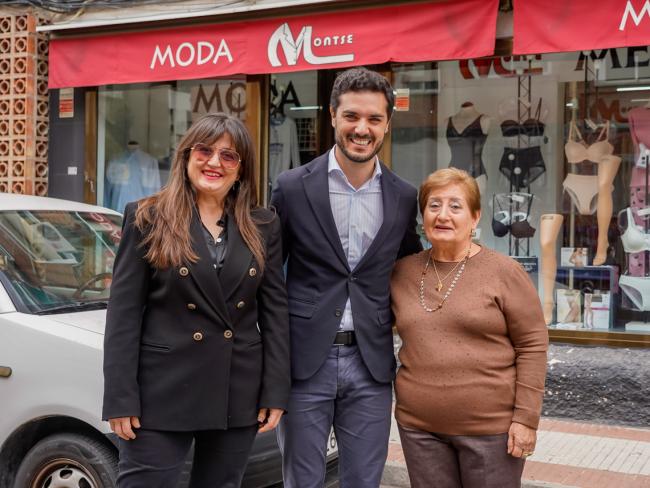 El alcalde, Alejandro Navarro Prieto, visitando Montse Moda Lencería Mercería, junto a su propietaria, Montse Ruiz y su fundadora, Montse Solano
