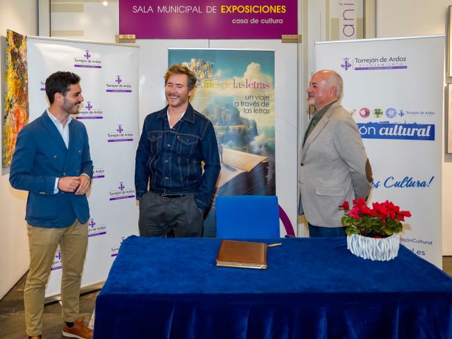 El alcalde, Alejandro Navarro Prieto, y el concejal de Cultura, José Antonio Moreno, recibiendo Pablo Rivero a su llegada a la Casa de la Cultura