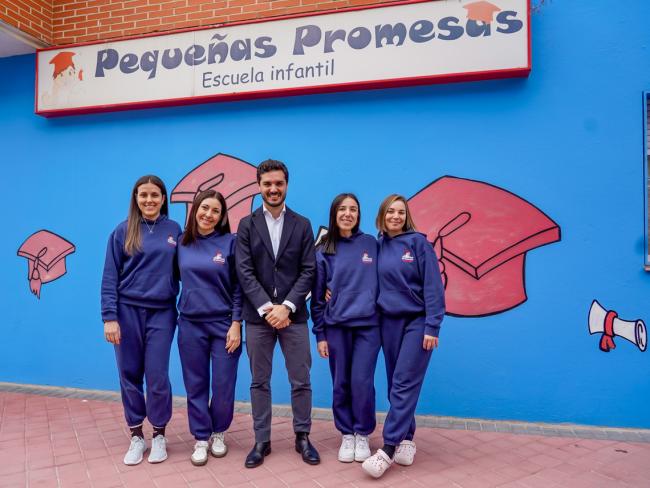 El alcalde, Alejandro Navarro Prieto, visitando la Escuela Infantil Pequeñas Promesas, junto a su gerente, Virginia Sánchez y algunas de las educadoras del centro 