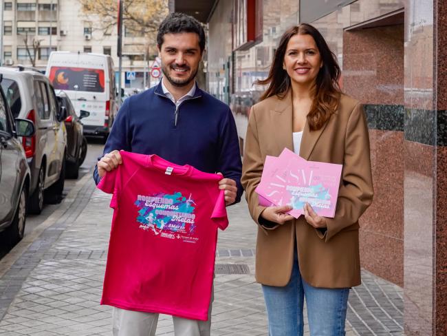 El alcalde, Alejandro Navarro Prieto, y la concejala de Igualdad y Festejos, Maria Eugenia Gil, presentado la Semana de la Mujer junto a la puerta del Teatro Municipal José María Rodero, donde se celebrarán algunas de las actividades 