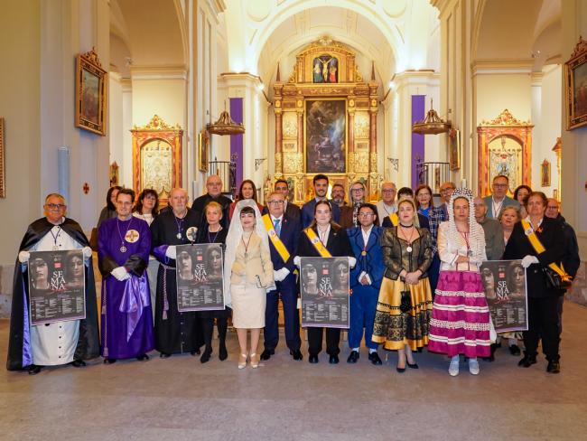 El alcalde, Alejandro Navarro Prieto, y la concejala de Igualdad y Festejos, María Eugenia Gil, en la Iglesia San Juan Evangelista junto al presidente de la Hermandad de la Vera Cruz y Nuestra Señora de la Soledad Coronada, Sergio Navarro Muñoz, la presidenta de la Real e Ilustre Hermandad de Nuestra Señora del Rosario Coronada, Cristina Vidales Ramos, y numerosos hermanos de ambas entidades