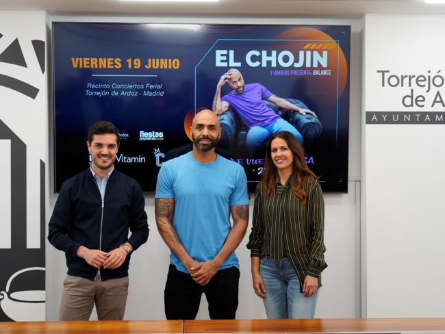 El alcalde, Alejandro Navarro Prieto, El Chojin y la concejala de Igualdad y Festejos, María Eugenia Gil