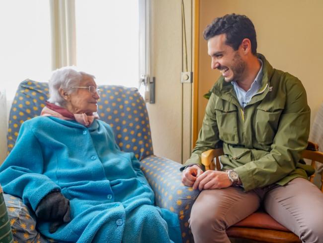 El alcalde, Alejandro Navarro Prieto, visitando a la torrejonera Antonia Esteban, una de las vecinas más longevas de la ciudad que ha cumplido 108 años 