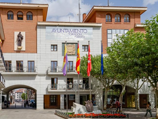 El Ayuntamiento ha contratado a 100 vecinos desempleados de Torrejón de Ardoz 