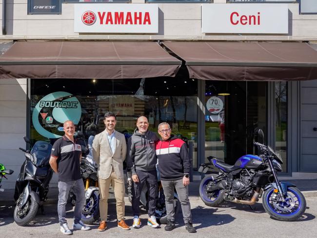 El alcalde, Alejandro Navarro Prieto, visitando Motos Ceni, junto a David y Ángel Cenisergue, y José