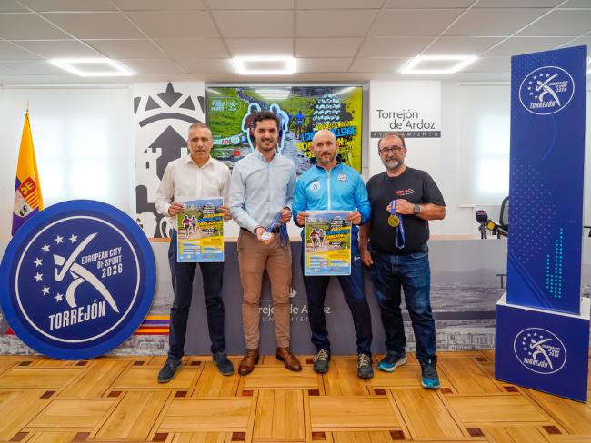 El alcalde, Alejandro Navarro Prieto, José Manuel Ruiz García Morales de Runners Torrejón, Luis Miguel Martinez Marian, presidente en funciones Club Atletismo Torrejón, y Mariano Sala, cronometrador oficial Timing Lap