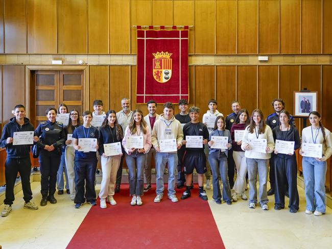 El alcalde, Alejandro Navarro Prieto, el concejal de Seguridad, Alberto Cantalejo, y los dos agentes torrejoneros de la Sección de Menores de la Unidad de Familia, Carlos García y Mónica Cubillo, con los alumnos participantes en el programa