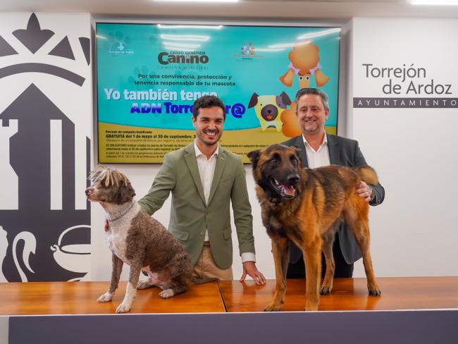 El alcalde, Alejandro Navarro Prieto, con Enrique Perigüell CEO empresa ADN CANINO y Coco y Ares, componentes de la Unidad Canina de la Policía Local, durante la presentación