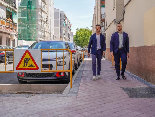 El alcalde, Alejandro Navarro Prieto, y el concejal de Urbanismo, Vivienda y Juventud, Víctor Miranda, supervisando el desarrollo de los trabajos 