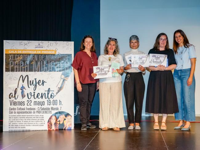 La concejala de Igualdad y Festejos, María Eugenia Gil, junto con Margarita García Pacios, de la editorial Maluma con la ganadora, María Codoñer y las finalistas, Eloisa Osta y Paloma Lumbreras