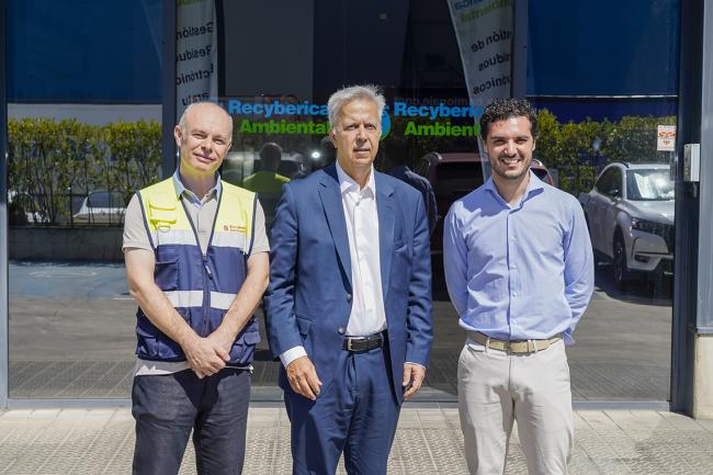 El alcalde de torrejón de Ardoz, Alejandro Navarro, junto a Fermín Rodriguez (director general) y Arturo Couto (jefe de planta)