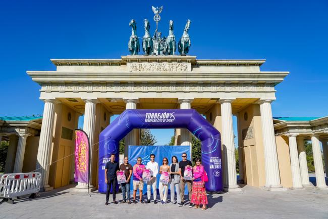 La presentación del II Duatlón Popular Ciudad de Torrejón ha tenido lugar en la réplica de la Puerta de Brandenburgo situada en el Parque Europa