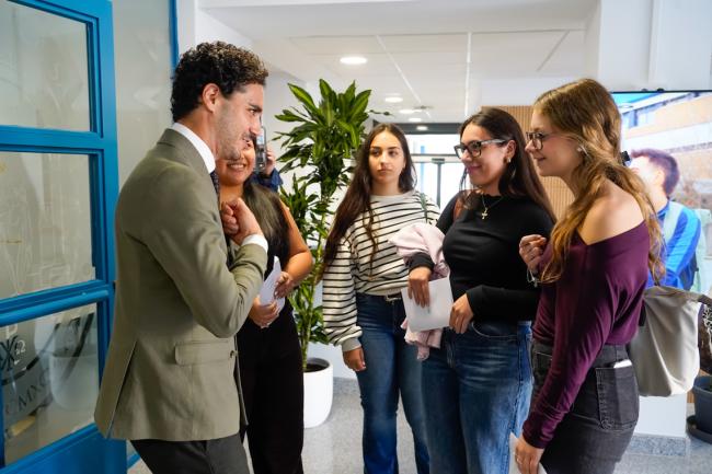 El alcalde, Alejandro Navarro, en el nuevo Campus UCAM-Comité Olímpico Español en Torrejón de Ardoz con alumnas del centro