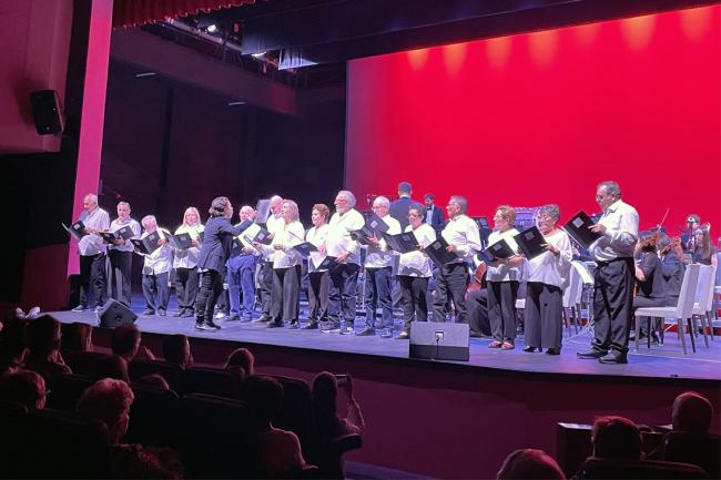 Imagen del Coro de las Emociones de Torrafal actuando en el concierto solidario junto a la Orquesta Sinfónica Municipal