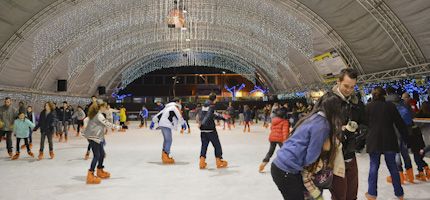 Niños Boquilla cable La pista de hielo de las Mágicas Navidades de Torrejón situada en la Plaza  de España abre hoy sus puertas con un espectáculo de exhibición de patinaje  | Ayuntamiento de Torrejon
