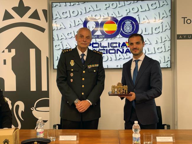 El comisario del Cuerpo Nacional de Policía en Torrejón de Ardoz, Juan Ignacio Parreño, ha entregado un reconocimiento al alcalde, Alejandro Navarro Prieto